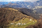 27 In primo piano Salmezza, oltre la Val Serina